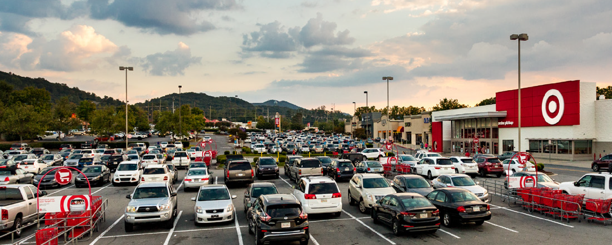 Kennesaw, GA / USA - 04/03/20: Empty parking lots - temporary shut down at  Cobb county Town Center mall due to economic crisis during Covid-19 Corona  Stock Photo - Alamy